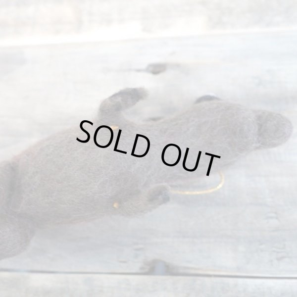 脇に紐の留め具が見えます